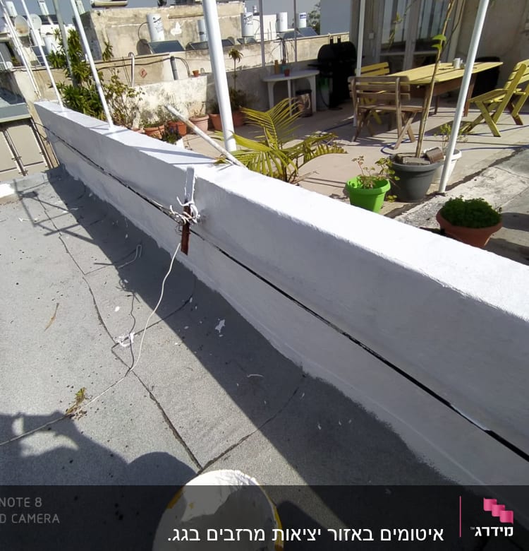 קיר אטום בצבע לבן עם חוטים מחוברים